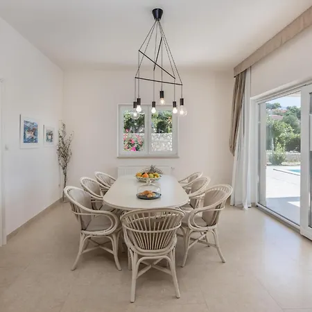 4 Bedroom Awesome In Barbat