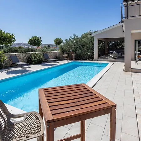 Case de vacanță 4 Bedroom Awesome In Barbat