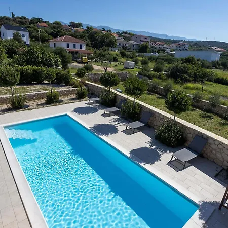 4 Bedroom Awesome In Barbat