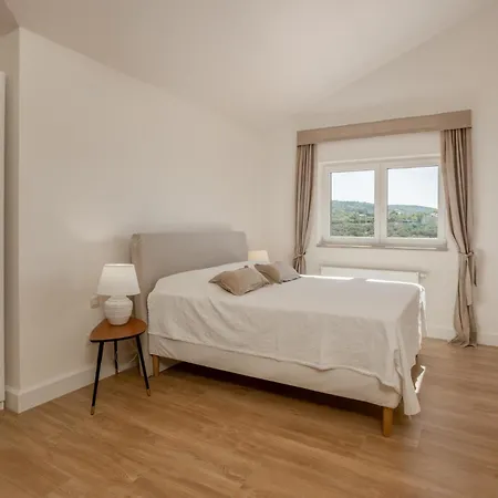 4 Bedroom Awesome In Barbat