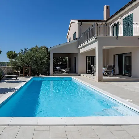Holiday home 4 Bedroom In Barbat
