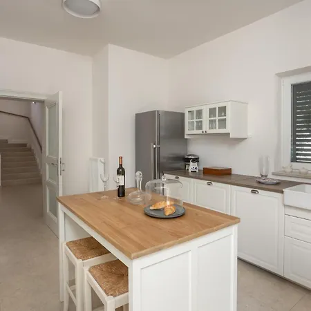 4 Bedroom In Barbat Holiday home *