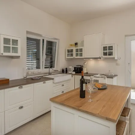 4 Bedroom In Barbat Holiday home *